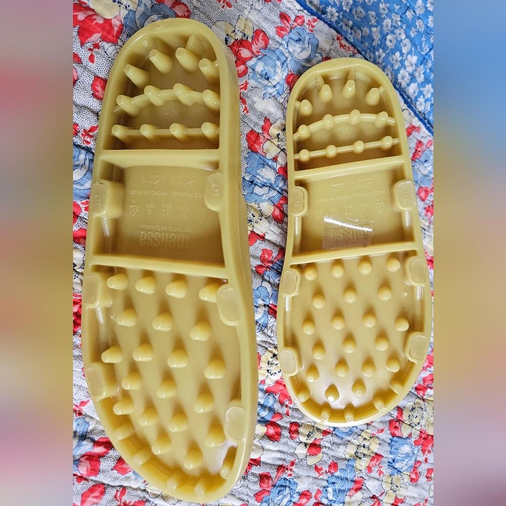 Melissa yellow size 6 jelly flip flops - Picture 4 of 6